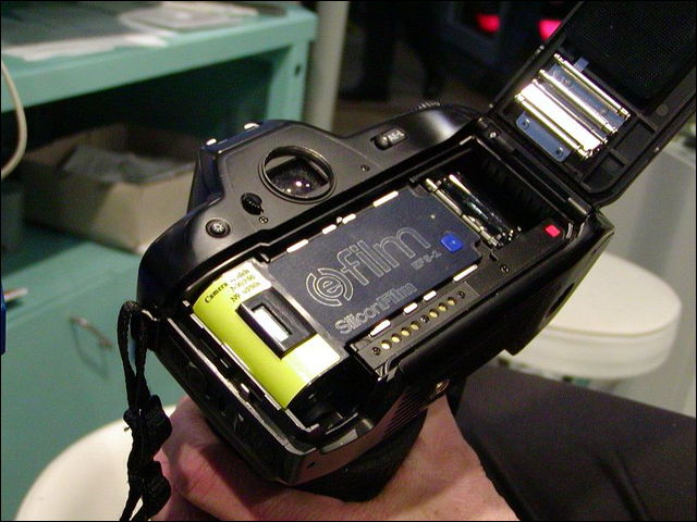 フィルムカメラをデジタルカメラに変身させられるフィルム型CMOSセンサ「DigiPod」 - DNA