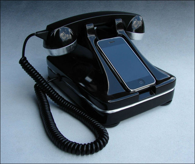 最新のiphoneを超レトロな黒電話にするクレードル Iretrophone Dna