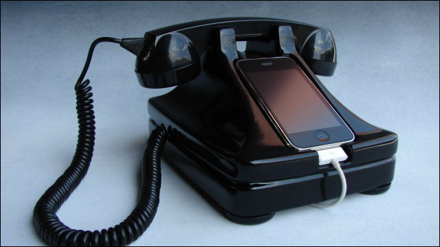 最新のiphoneを超レトロな黒電話にするクレードル Iretrophone Dna