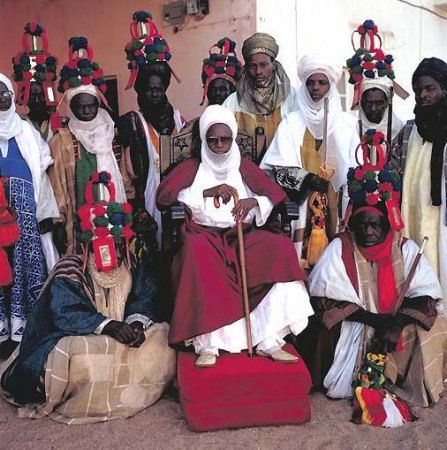 豪華絢爛な民族衣装や化粧を身にまとったアフリカの王様や酋長の写真 Dna