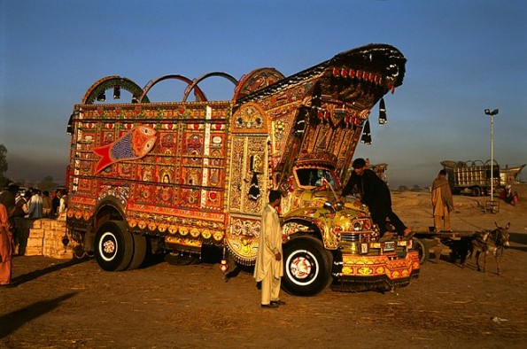 ものすごい配色で半端無くエキゾチックに装飾されているパキスタンのデコトラ画像13枚 Dna
