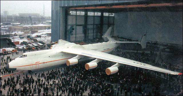 ついに真打ち登場、ウクライナの超巨大輸送機「アントノフ An-225 