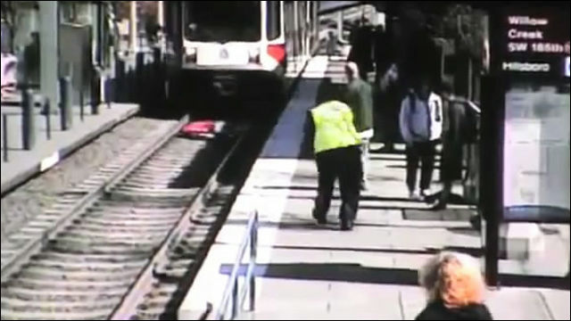 運転士の神ワザ、ホームから転落した女性の数センチ手前で列車を止めることに成功