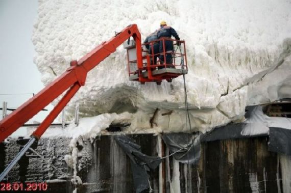 巨大な氷山に襲われたかのようにガチガチに凍りついてしまったシベリアの水力発電所