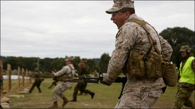 アメリカ海兵隊 オーストラリアで銃剣突撃の極意を学ぶ Dna