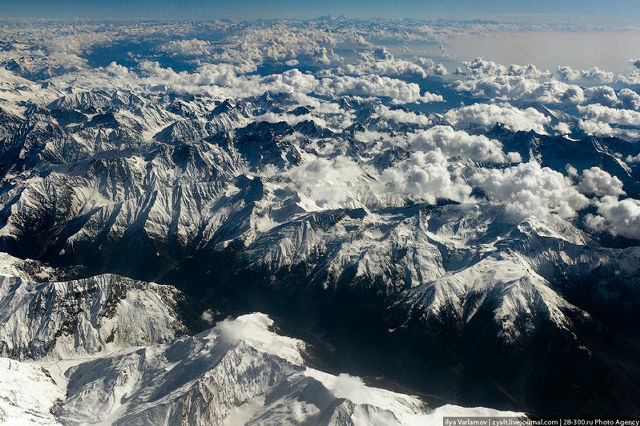 ヒマラヤ山脈を飛行機で縦断しないと見ることができないすばらしい景色