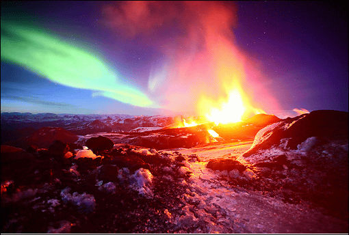 火山の噴火とオーロラが同時に撮影された大自然の神秘を感じる写真10枚 Dna