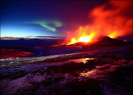 火山の噴火とオーロラが同時に撮影された大自然の神秘を感じる写真10枚 Dna