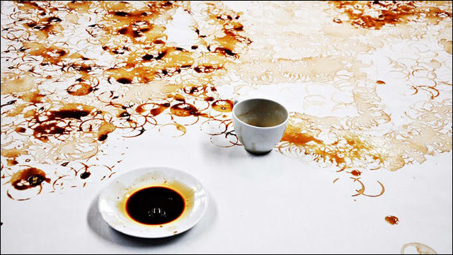 下書き一切なし 布にコーヒーで巨大なポートレートを描いていくタイムラプス動画 Dna