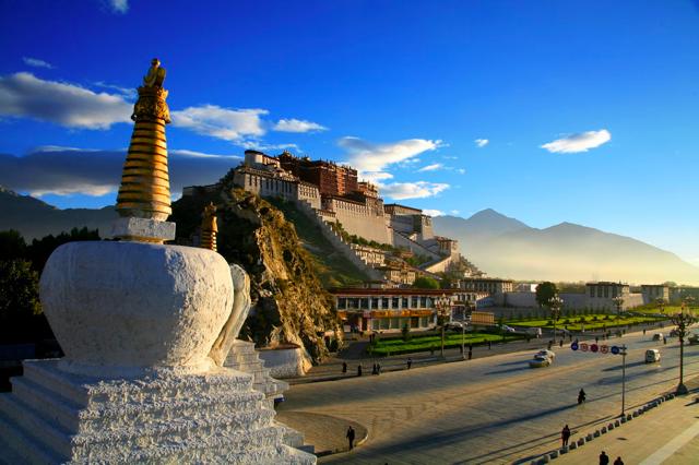 チベット・ラサに鎮座する、主のいないチベット仏教の巨大宮殿「ポタラ宮」