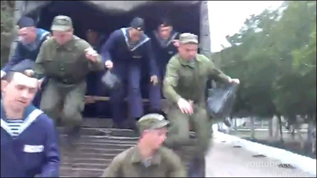 さすがロシア トラックの荷台から数えきれない程の兵隊さんが降りてくる動画 Dna