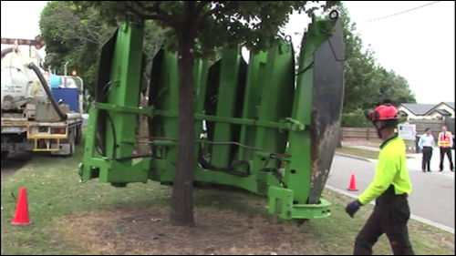 街路樹の植え替え をする巨大な重機 Red Boss Tree Spade がかっこいい動画 Dna
