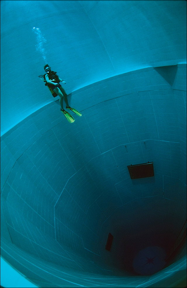 深さなんとビル10階分 世界でもっとも深いプール Nemo 33 の画像と動画 Dna