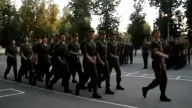 さすが赤軍 行進中にレディー ガガを大声で合唱するロシア軍の動画 Dna