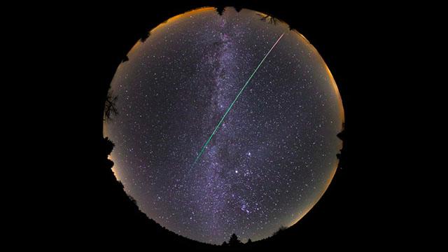 動く星図 夜空全体を魚眼レンズでおさめたタイムラプス動画 Leonid And Zodiacal Light Dna