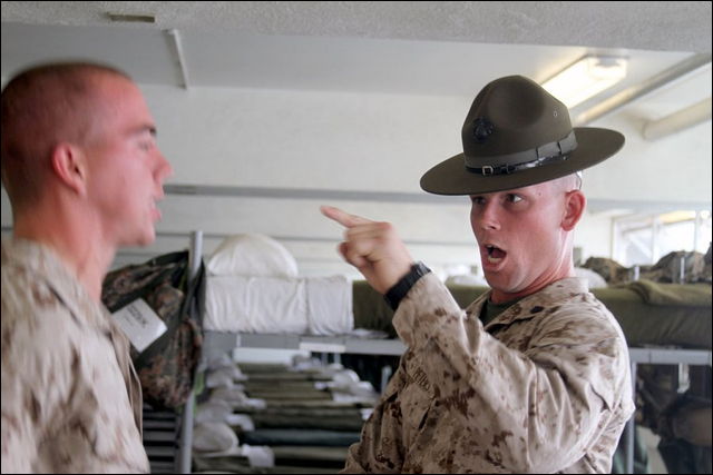 アメリカ軍の訓練教官たちが素敵な表情で怒鳴りまくっている写真29枚