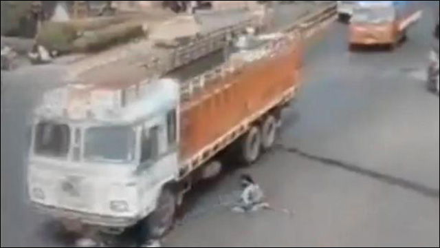 閲覧注意 自分をひいたトラックを追いかけるインドの女性の動画 Dna