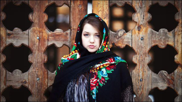 伝統的な民族衣装に身を包んだ美しい東欧・スラブ人女性たちの写真いろいろ