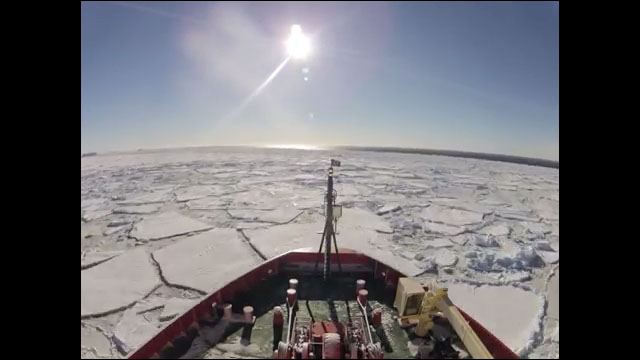 南極海の氷を割って進む砕氷船から撮影されたタイムラプス映像