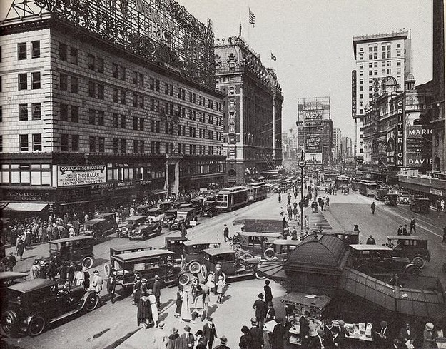 黄金の1920年代と現在のニューヨークの街角を比較した写真いろいろ
