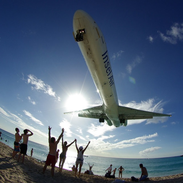 青い海と白い砂 そして大型旅客機の着陸を全部楽しめるカリブ海セント マーティン島のプリンセス ジュリアナ国際空港の写真 Dna