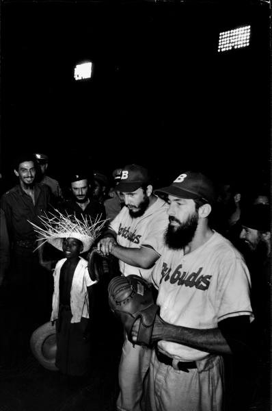 フィデル・カストロ率いる革命軍野球チーム「バルブドス」の1959年の貴重なモノクロ写真いろいろ