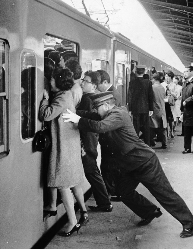 懐かしの国鉄時代、60～70年代の東京の満員電車の写真いろいろ