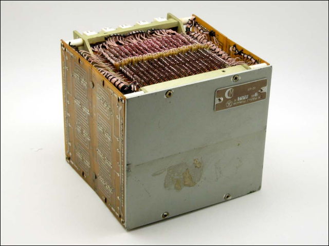 イカつさ満点 旧ソ連の軍用コンピュータで使用されていたメモリキューブがオークションに登場 Dna