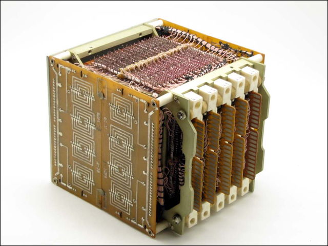 イカつさ満点 旧ソ連の軍用コンピュータで使用されていたメモリキューブがオークションに登場 Dna