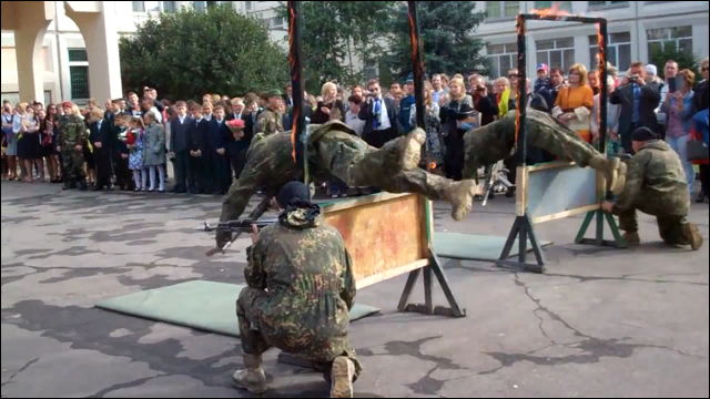 ロシアの学校の始業式では軍隊式トレーニングのデモが行われる Dna