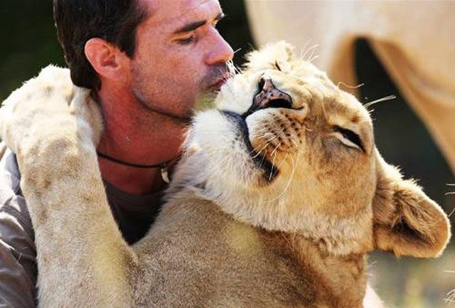 巨大な野生動物と人間がハグしたりキスしたりしている友情写真いろいろ Dna