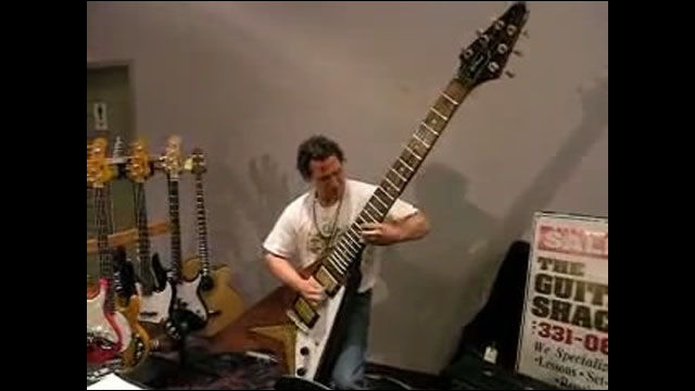 超巨大なフライングVのエレキギターで早弾きを披露する男の動画 - DNA