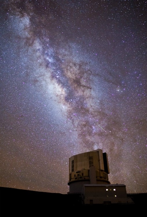 天の川にレーザービームが舞うハワイ・マウナケア天文台群のタイムラプス映像とスチル写真