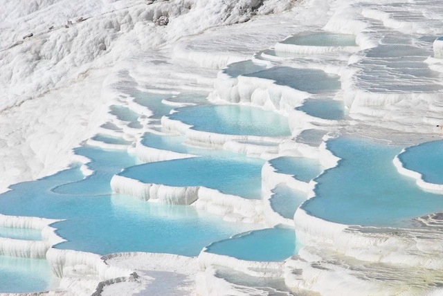 ローマ時代から人々を癒やし続ける 白い丘に広がる天然の青い温泉が美しいトルコの パムッカレ Dna