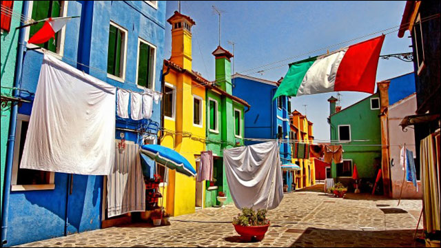 原色で彩られたカラフルな街並みが美しい イタリア ヴェネツィアの小さな島 ブラーノ Dna