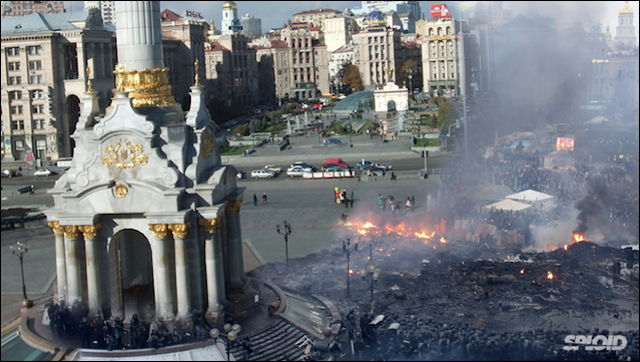 ウクライナ暴動の「前」「後」を1枚の写真に合成した画像