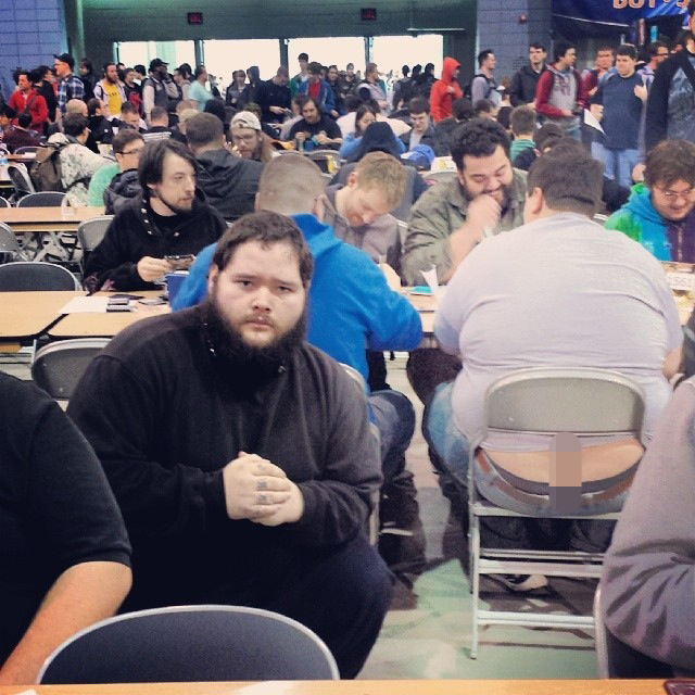 半ケツで座るゲーム大会の参加者を見つけてはそっと祈りをささげる男の不思議な画像が話題に Dna