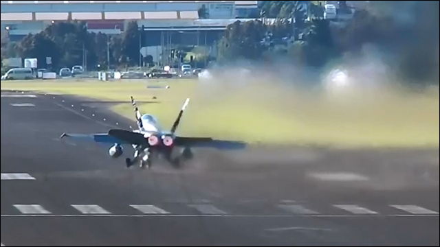 F A 18ホーネット戦闘攻撃機がものすごく横風にあおられながら離陸する動画 Dna