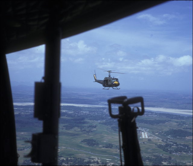 70年代はじめにヘリコプター乗組員としてベトナム戦争に行っていた人が撮影していた写真いろいろ - DNA