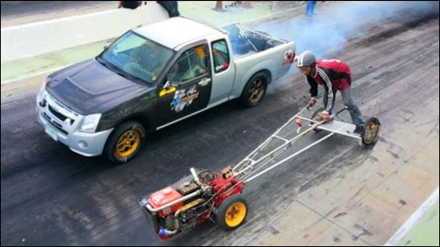 クボタの改造小型トラクターvsピックアップトラックという実用車対決がアツいタイのドラッグレースの動画 Dna