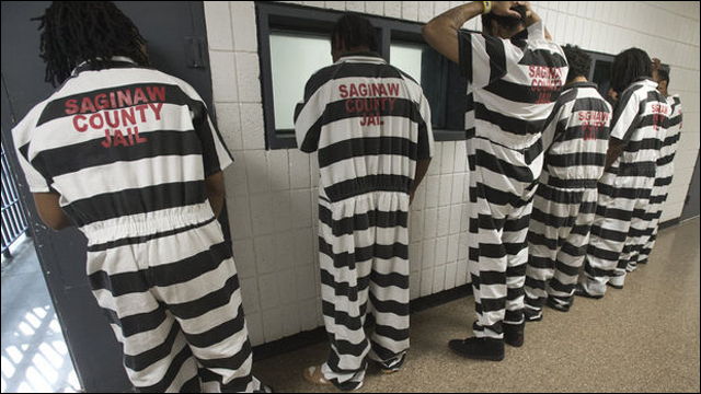 アメリカの刑務所がオレンジの囚人服を白黒のストライプ柄に変更 Dna