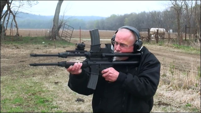 AR-15自動小銃を二段重ねにしたダブルライフルでフルオートを楽しむ動画