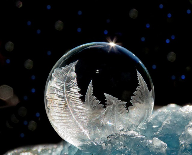 氷点下のシャボン玉の表面に美しい氷の結晶が浮かび上がる神秘的な画像 Dna