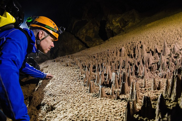 世界最大の洞窟「ソンドン洞」の巨大空間をドローンで空撮した動画