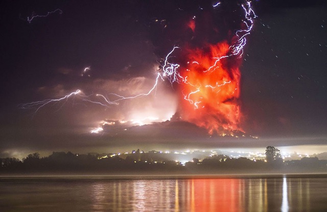 世界の終わりのような噴煙を上げるチリ カルブコ火山の噴火の様子を撮影した写真と映像 Dna
