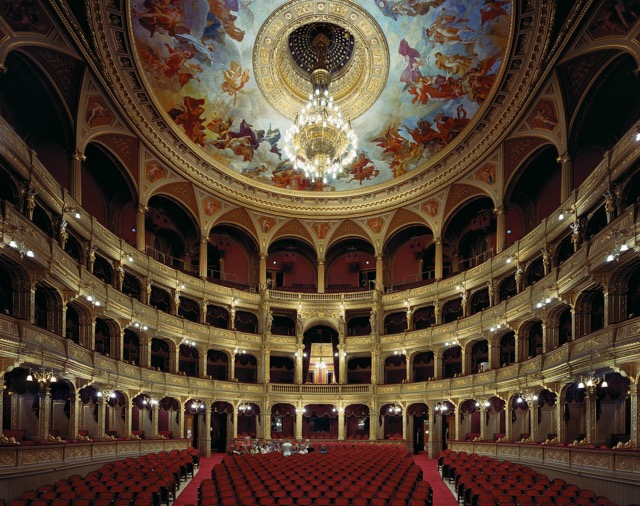 荘厳な空間が広がる世界のオペラハウスの内部写真シリーズ「Opera」