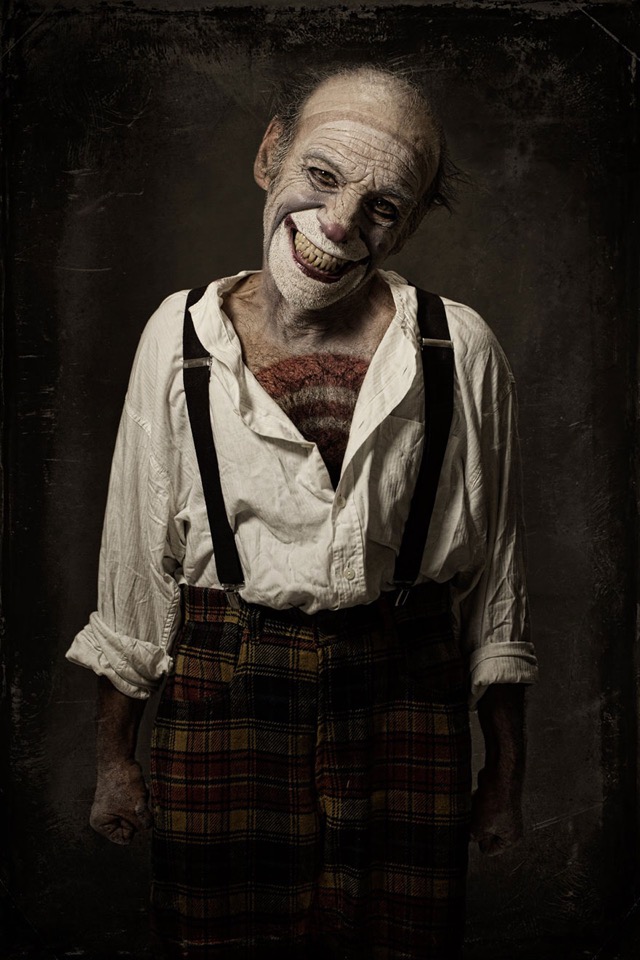 トラウマになりそうな恐ろしい姿をしたピエロ 道化師 の写真シリーズ Clownville Dna