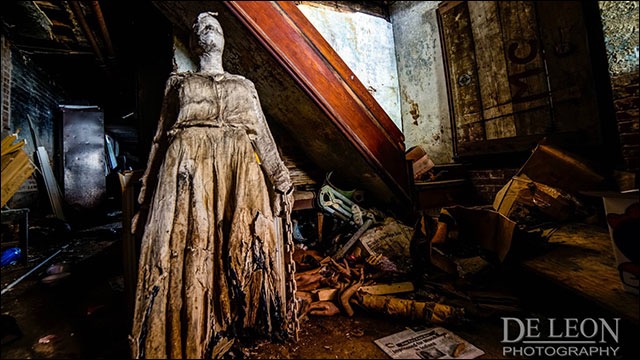 廃墟と化した蝋人形館の怖すぎる内部写真シリーズ Yellow Line Mannequin Museum Dna