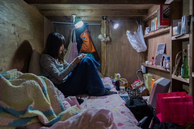 東京の究極に狭いホテルの部屋とそこに定住している住居人を撮影した写真シリーズ Enclosed Living Small Dna