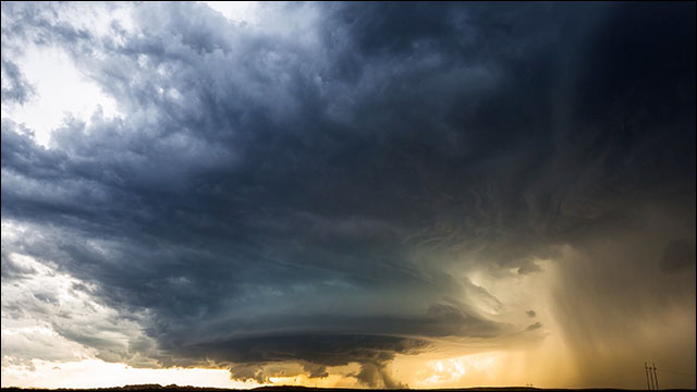 空を覆い尽くす超巨大スーパーセルが圧倒的な姿で蠢く様子を撮影したタイムラプス映像 Art Of The Storm Dna